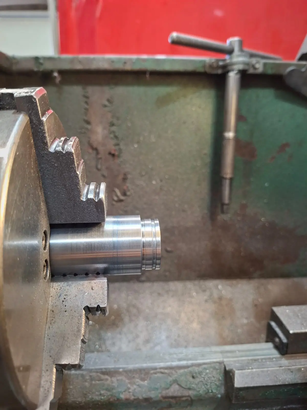 Manufactura en torno convencional — chaflanes y ajuste final del buje