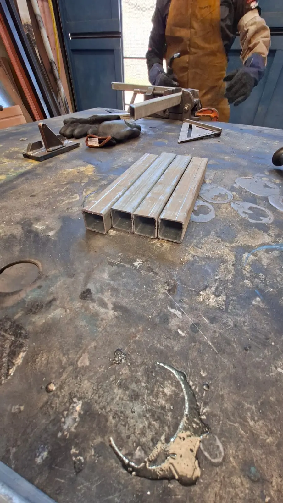 Corte de perfiles PTR galvanizados para la estructura del carro en el taller