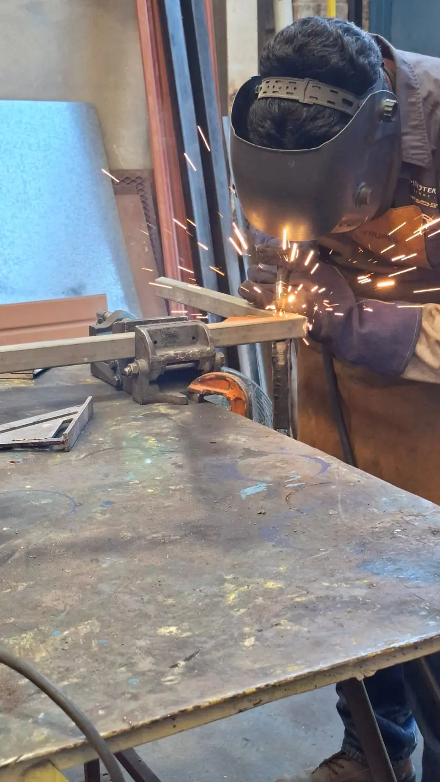 Soldadura de la estructura del carro con chispas — soldadura industrial