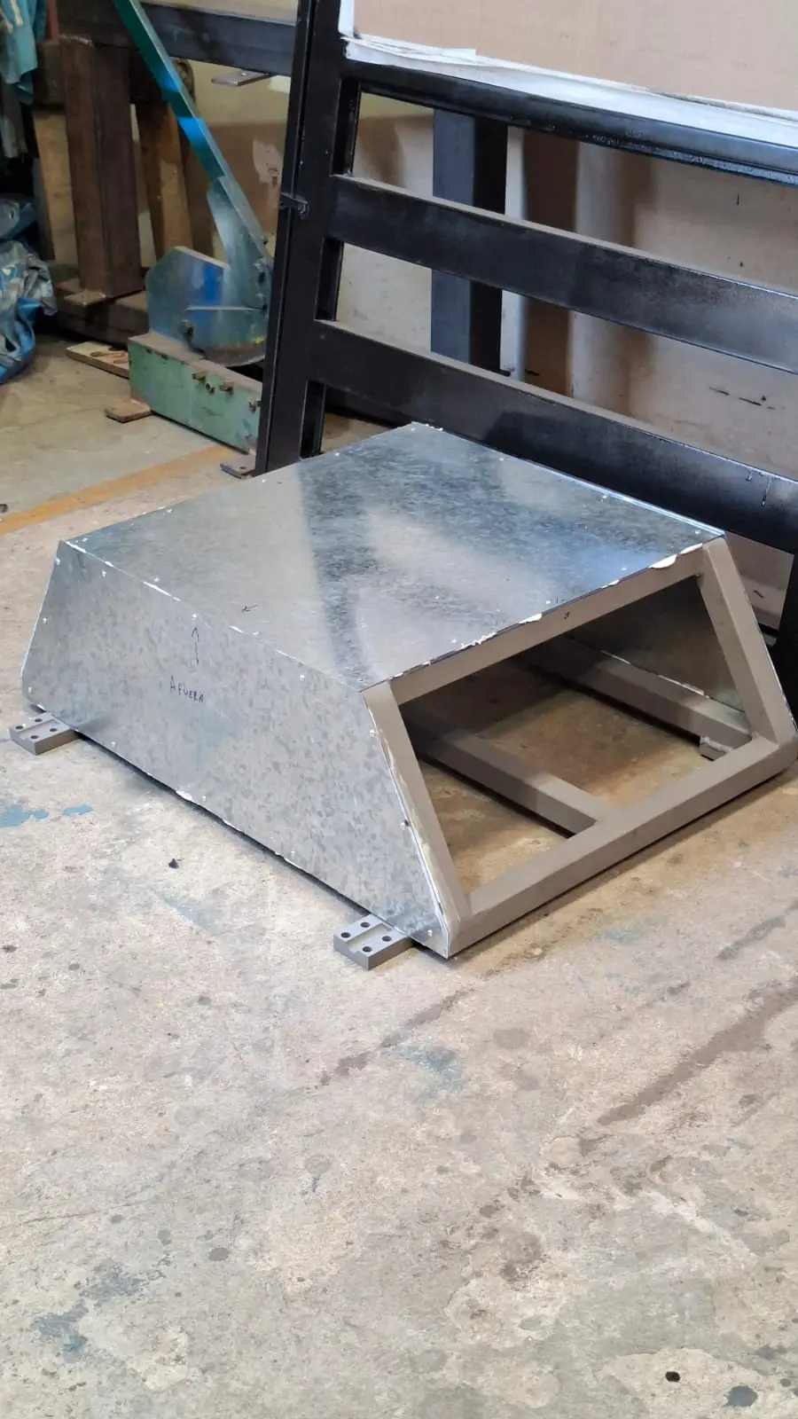 Forrado de la estructura con lámina galvanizada y placas base maquinadas