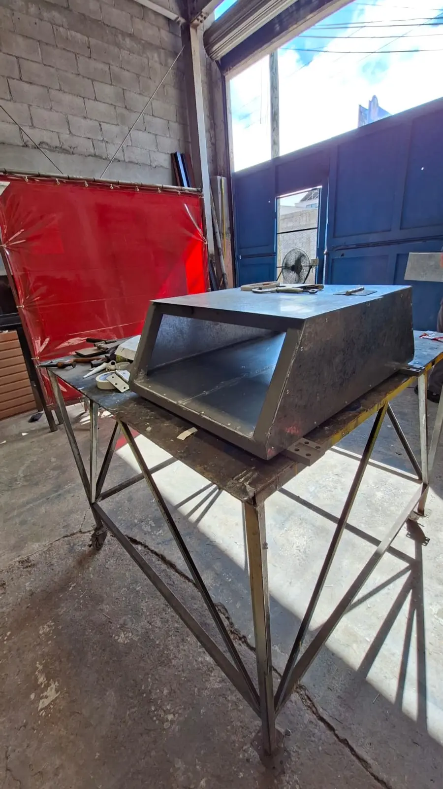 Carrocería pintada y ensamblada con aislamiento interior anti-humedad — entrega final